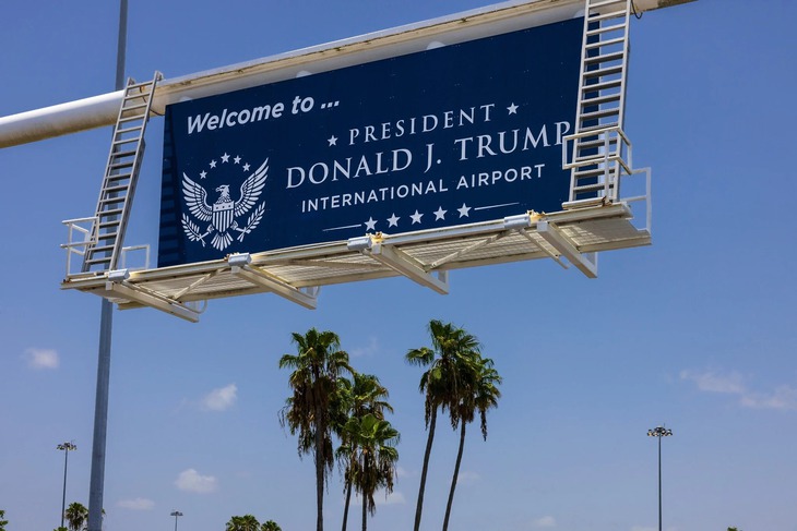 Sân bay Florida đổi tên theo ông Trump: Dấu ấn Donald Trump phủ khắp nước Mỹ - Ảnh 1.