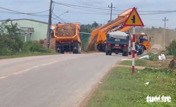 Lộ bãi cát nghi khai thác lậu, xe không biển số chở đất đi bán - Ảnh 3.