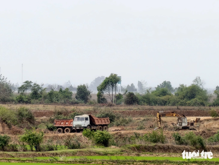 Lộ bãi cát nghi khai thác lậu, xe không biển số chở đất đi bán - Ảnh 4.