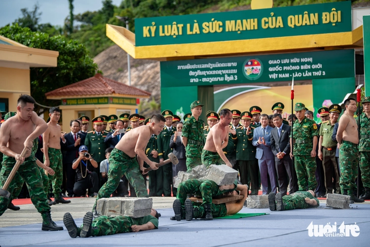 Đại tướng Phan Văn Giang và Đại tướng Khamliang Outhakaysone cùng nhân dân ném còn, nhảy sạp, múa Lamvong - Ảnh 4.