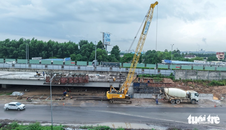 Những hình ảnh mới nhất trên đại công trường mở rộng cao tốc TP.HCM - Long Thành - Ảnh 16.