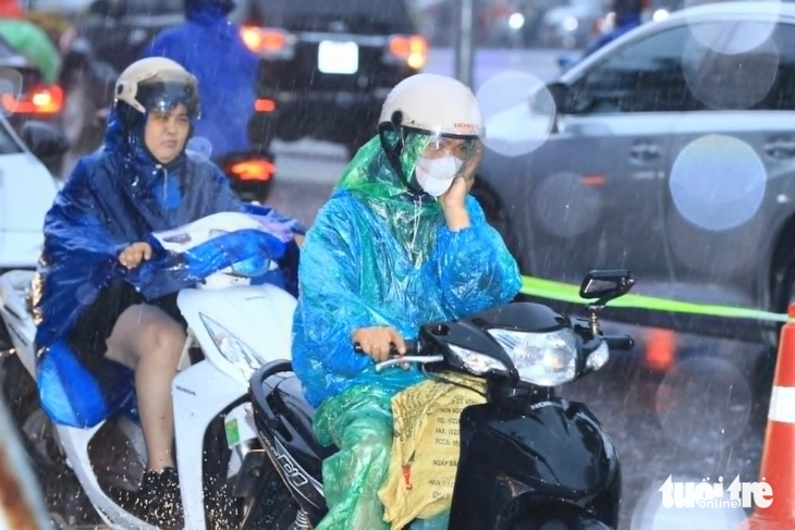 Hà Nội mưa dông chiều tối, miền Bắc mưa lớn đến hết 11-7 - Ảnh 1.