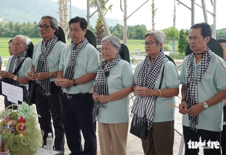 Thăm mộ liệt sĩ Neáng Nghés, nhớ nàng Sa Rết bản cải lương của Thanh Kim Huệ, bản múa của Phi Yến - Ảnh 3.