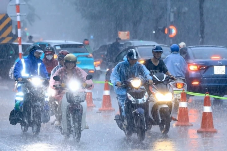 Bắc Bộ mưa rất to về đêm, Nam Bộ mưa bất chợt - Ảnh 1.