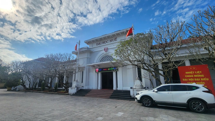 Đại học Huế công bố điểm sàn, nhiều ngành vi mạch lấy từ 22,75 điểm - Ảnh 1.