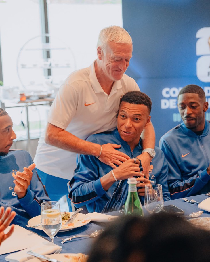 Ai ngồi kế vị trí 'ông chủ' của Mbappe trên bàn ăn chung tuyển Pháp - Ảnh 2.