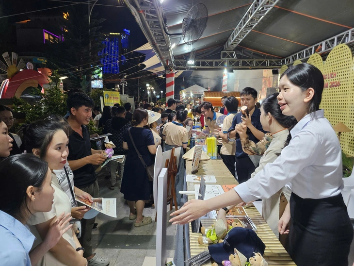 Tăng trưởng chỉ 6,7%, lãnh đạo Cần Thơ nói về ‘giải pháp có ý nghĩa quyết định’ đến cuối năm - Ảnh 2.