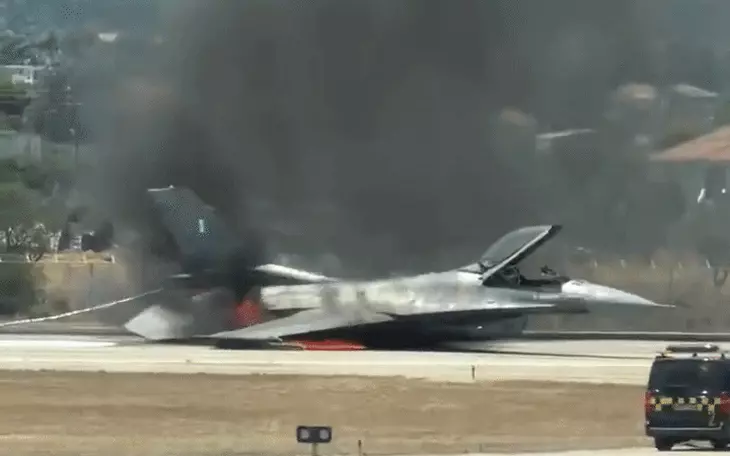 Tiêm kích F-16 xuất kích chặn máy bay lạ gần sân golf của Tổng thống Donald Trump - Ảnh 2.