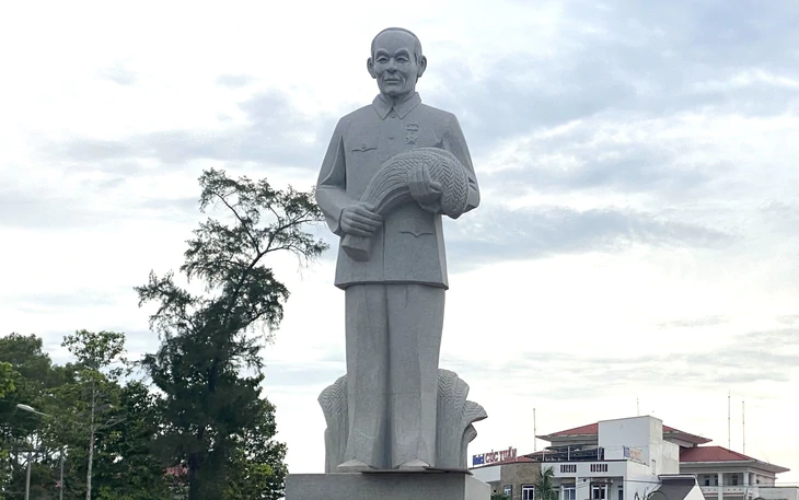 Tượng giáo sư Lương Định Của được di dời về cuối công viên 30 - 4 tại Cần Thơ - Ảnh 2.