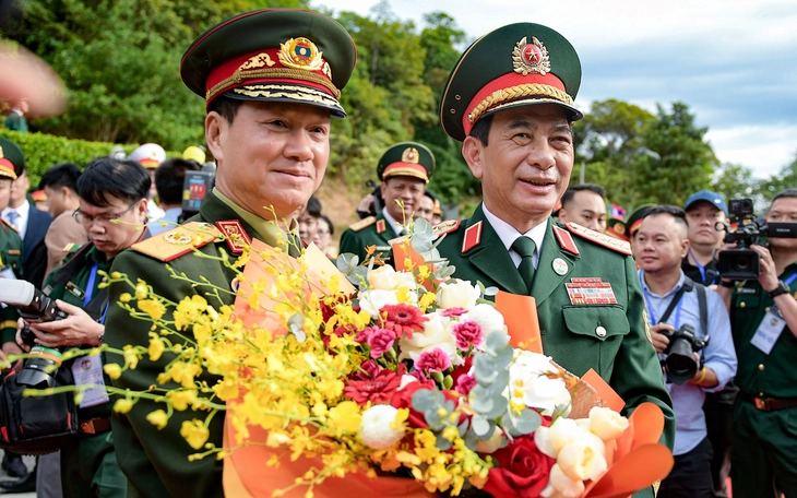 Đại tướng Phan Văn Giang và Đại tướng Khamliang Outhakaysone cùng nhân dân ném còn, nhảy sạp, múa Lamvong - Ảnh 6.