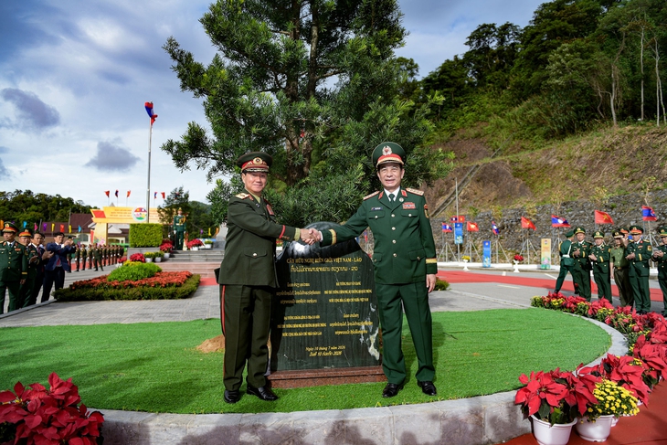 Đại tướng Phan Văn Giang chủ trì lễ đón Phó thủ tướng, Bộ trưởng Bộ Quốc phòng Lào - Ảnh 4.