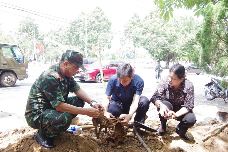 Tìm mộ tập thể 70-90 liệt sĩ ở Kon Tum: đã tìm thấy 3 hài cốt, mở rộng theo hướng nghi rãnh nước cũ - Ảnh 2.