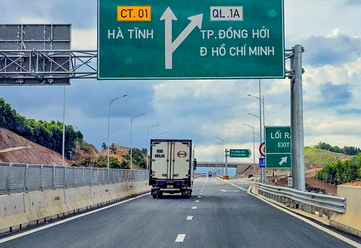 Nhiều ô tô bị phạt nguội vì chạy quá chậm trên cao tốc qua Quảng Trị - Ảnh 1.