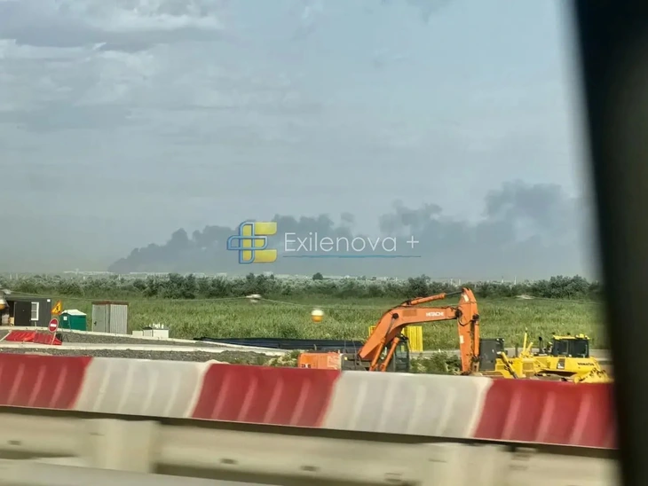 Ukraine phóng hàng trăm drone vào Nga, hạ tầng dầu mỏ cháy lớn - Ảnh 2.