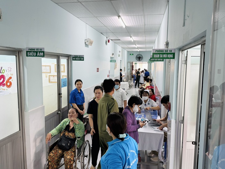 Trước khi chuyển đổi các trung tâm y tế khu vực thành bệnh viện cấp cơ bản, Sở Y tế TP.HCM ưu tiên đầu tư vào năng lực quản trị của đội ngũ lãnh đạo. Các giám đốc bệnh viện tuyến cuối được mời trực tiếp chia sẻ kinh nghiệm điều hành thực tiễn. - Ảnh 2.