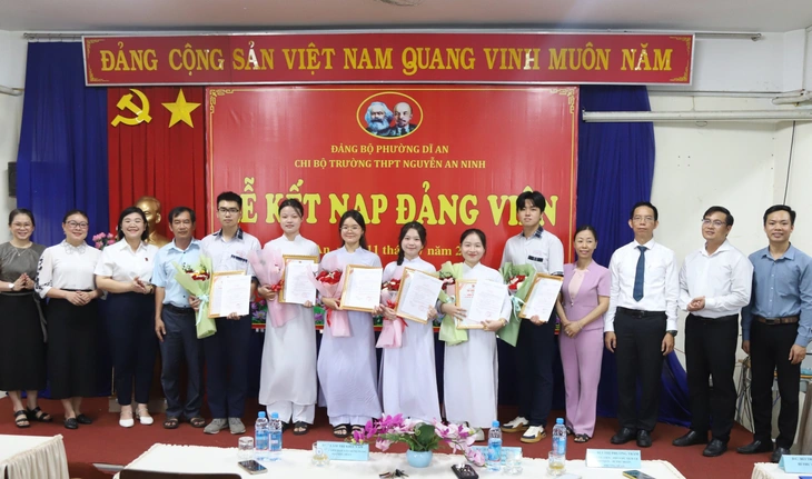 Kết nạp Đảng cho 6 học sinh tại tp . Hcm: Niềm tự hào tuổi 18 - Ảnh 1.