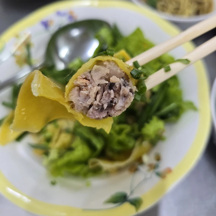 Những chú chó mập ú trở thành 'ngôi sao' của quán mì người Hoa gần nửa thế kỷ - Ảnh 3.