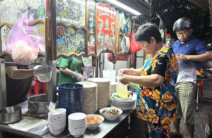 Những chú chó mập ú trở thành 'ngôi sao' của quán mì người Hoa gần nửa thế kỷ - Ảnh 11.