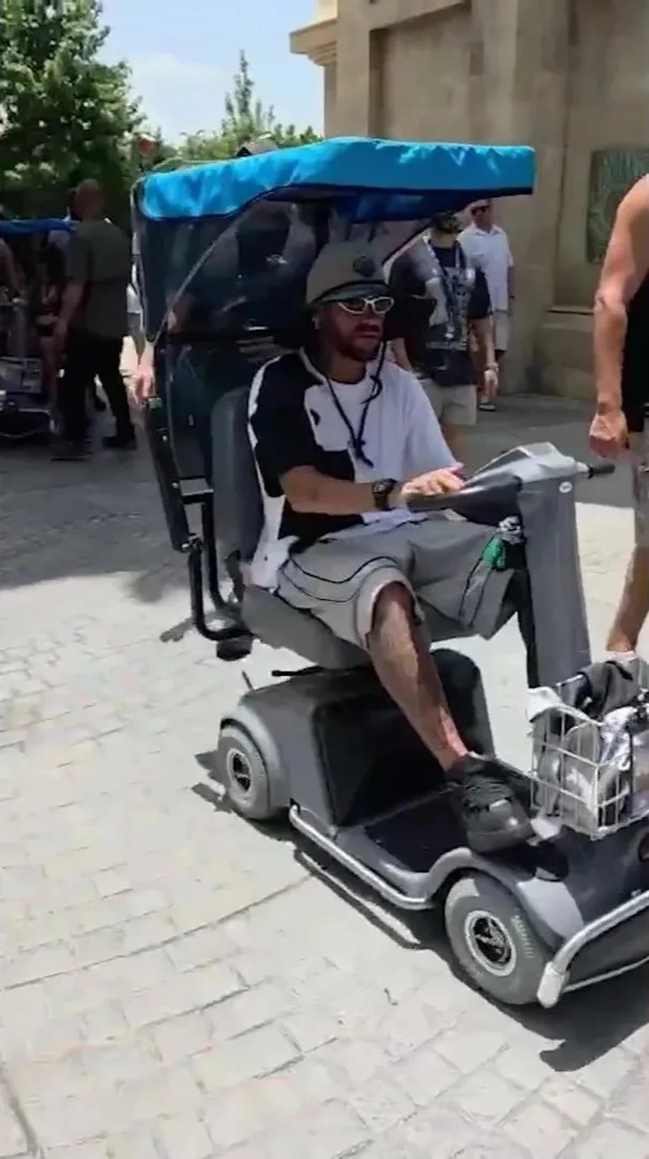 Neymar lái xe điện 'chill chill' ở công viên giải trí Universal sau World Cup 2026 - Ảnh 1.