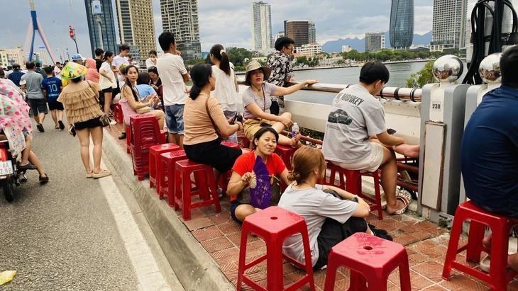 3 tiếng trước đêm chung kết pháo hoa quốc tế Đà Nẵng, người dân kín bờ sông Hàn giữ chỗ - Ảnh 5.