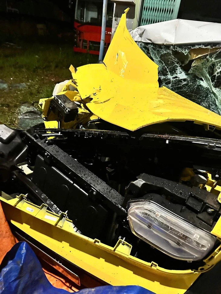 VinFast VF 3 bị 2 xe tải kẹp nát nhưng tài xế vẫn bình an, dân mạng bùng nổ: 'Hơn 200-300 triệu thì hiếm có xe nào như vậy' - Ảnh 5.