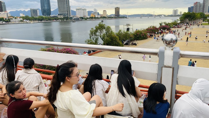 3 tiếng trước đêm chung kết pháo hoa quốc tế Đà Nẵng, người dân kín bờ sông Hàn giữ chỗ - Ảnh 6.