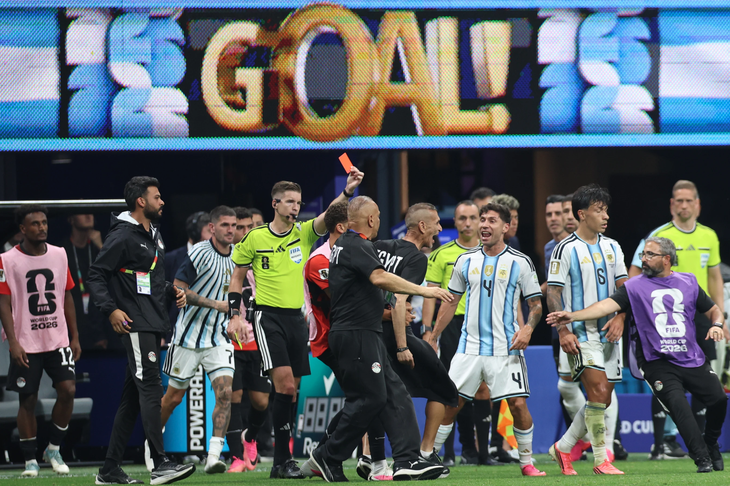 Fan Argentina hú vía khi email AFA bất ngờ ‘tự thú’ thắng Ai Cập nhờ trọng tài - Ảnh 1.