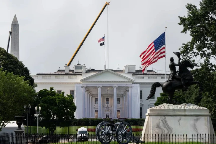 Nhà Trắng nâng cấp cửa chính sau nhiều vụ ám sát nhắm vào ông Trump - Ảnh 1.