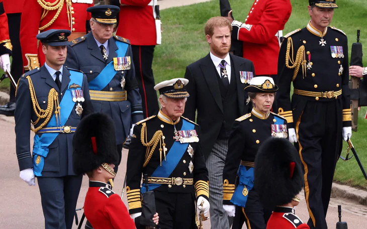 Vua Charles III xác định Harry và Meghan là "dân thường" khi trở về Anh - Ảnh 3.