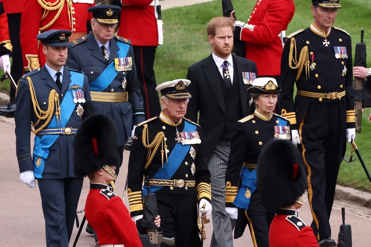 Vua Charles III lần đầu gặp lại Hoàng tử Harry cùng vợ con sau nhiều năm rạn nứt - Ảnh 1.