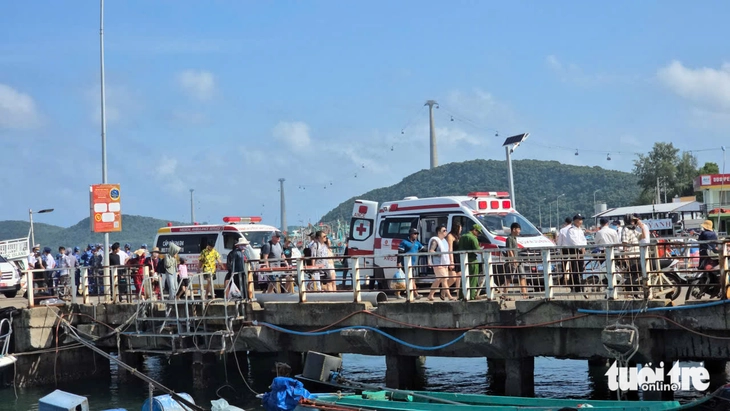 Lật ca nô chở 32 du khách ở Phú Quốc - Ảnh 1.