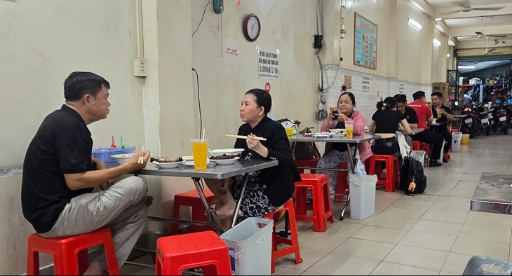 Những chú chó mập ú trở thành 'ngôi sao' của quán mì người Hoa gần nửa thế kỷ - Ảnh 10.