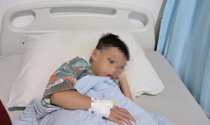 28 học sinh ở Đắk Lắk nghi ngộ độc thực phẩm do Salmonella trong trứng cuộn - Ảnh 1.