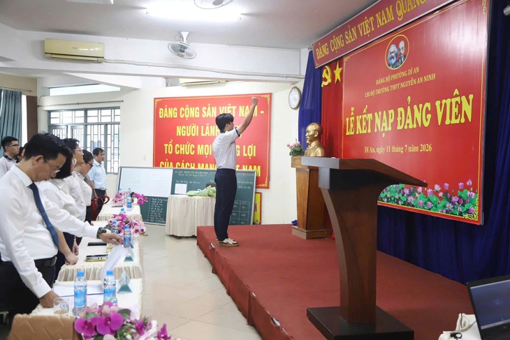 Tp . Hcm: 6 Học sinh 18 tuổi vinh dự được kết nạp Đảng - Ảnh 2.