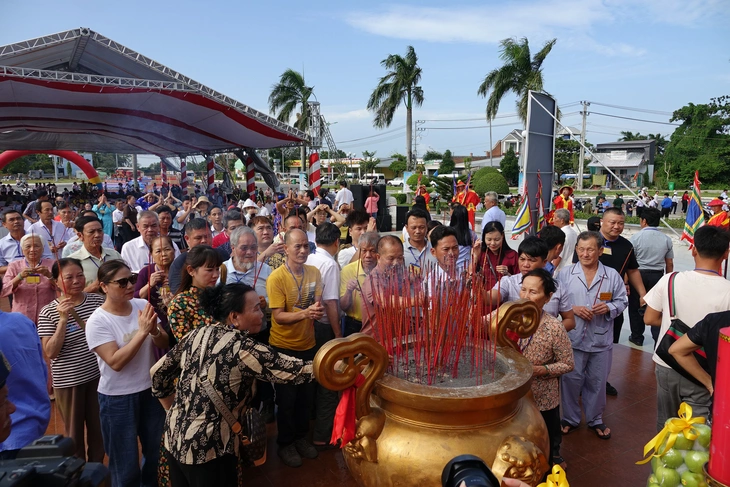 Lễ hội Hà Tiên 291 năm tưởng nhớ Đức khai trấn Mạc Cửu thu hút du khách khắp nơi - Ảnh 1.