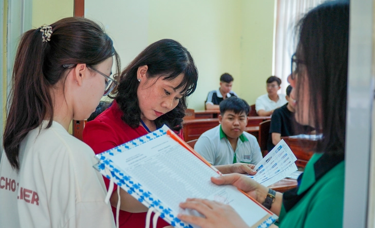 Cà Mau xác minh thông tin thí sinh điểm 10 toán bị tố dùng điện thoại khi thi tốt nghiệp THPT - Ảnh 1.