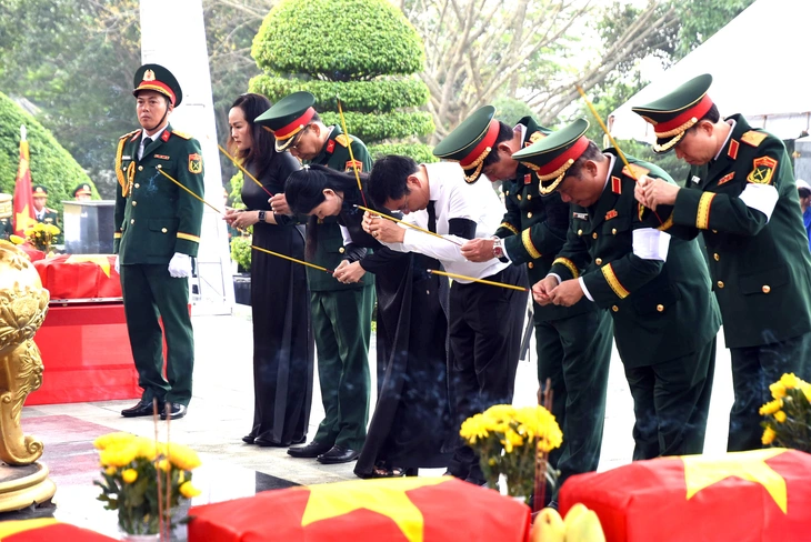 Đồng Nai truy điệu, an táng 63 hài cốt liệt sĩ về lòng đất mẹ - Ảnh 6.