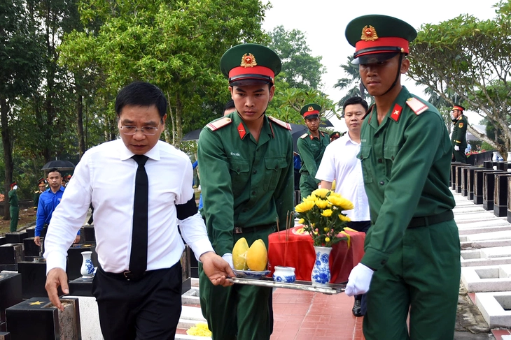 Đồng Nai truy điệu, an táng 63 hài cốt liệt sĩ về lòng đất mẹ - Ảnh 1.