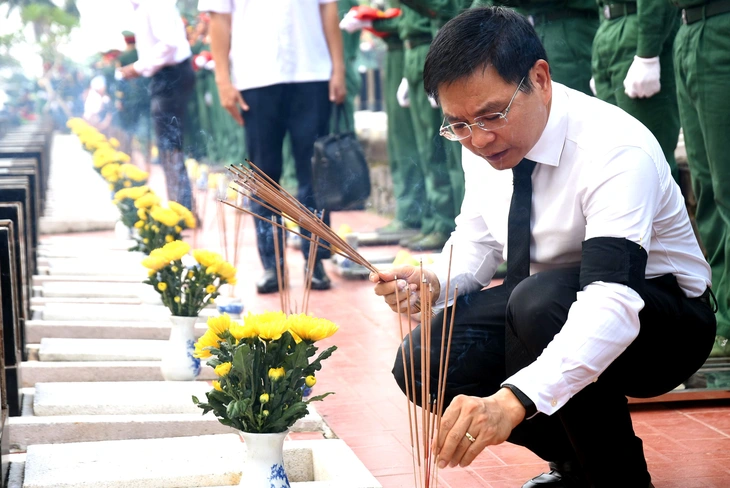 Đồng Nai truy điệu, an táng 63 hài cốt liệt sĩ về lòng đất mẹ - Ảnh 9.
