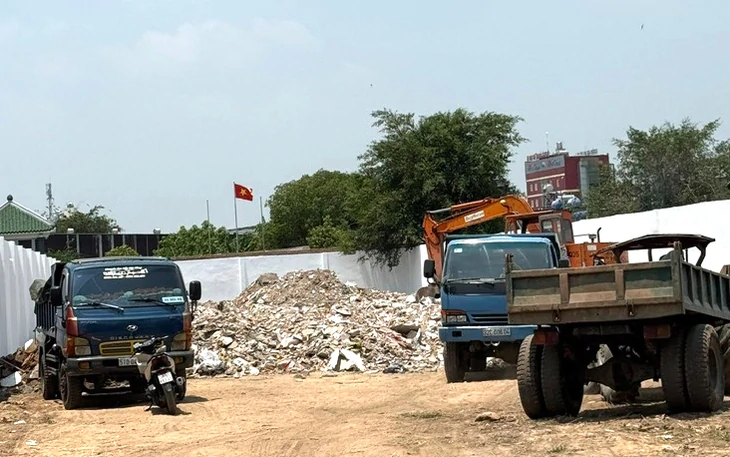 Bắt 4 người tập kết, chôn lấp hơn 1.000 tấn xà bần trái phép ở TP.HCM - Ảnh 5.