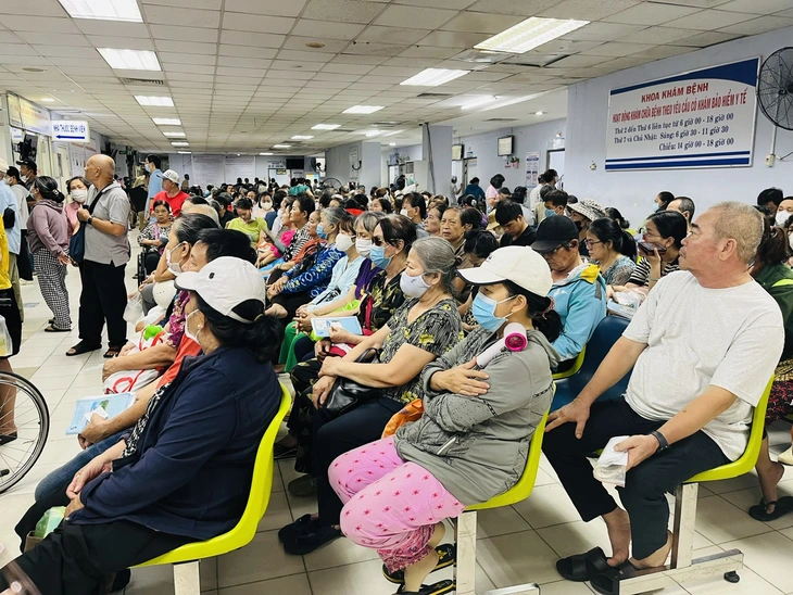 Số lượt người sử dụng thẻ Bảo hiểm y tế tăng cao tại bệnh viện năm 2026 - Ảnh 1.