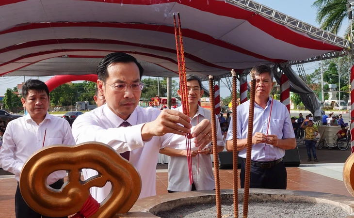 Du khách đến Hà Tiên thắp hương cho Đức Mạc Cửu Trong lễ hội 291 năm - Ảnh 1.