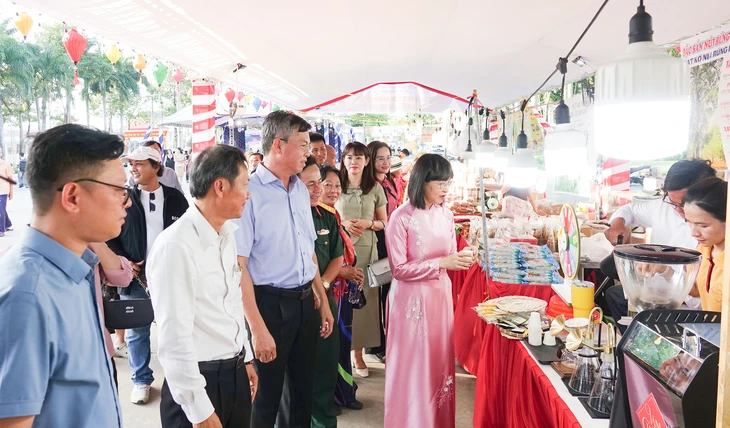 Du khách đến Hà Tiên thắp hương cho Đức Mạc Cửu Trong lễ hội 291 năm - Ảnh 5.