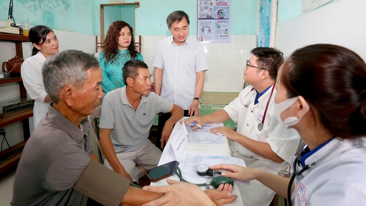 Hơn 1.000 người dân vùng cao Huế được khám sức khỏe miễn phí - Ảnh 1.