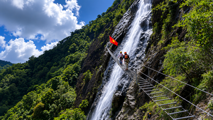Nhà thám hiểm hang động cùng con gái chinh phục con thác cao 300m - Ảnh 2.