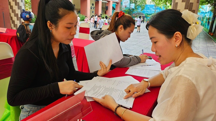 Phụ huynh ở TP.HCM nhận phiếu báo nhập học lớp 1, lớp 6 – thật hay giả? - Ảnh 1.