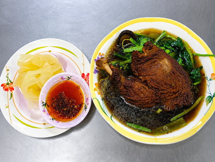 Những chú chó mập ú trở thành 'ngôi sao' của quán mì người Hoa gần nửa thế kỷ - Ảnh 2.