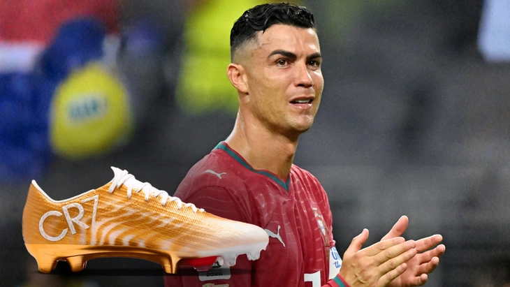 Ronaldo tặng fan cuồng đôi giày cực hiếm sau khi bị loại khỏi World Cup - Ảnh 1.