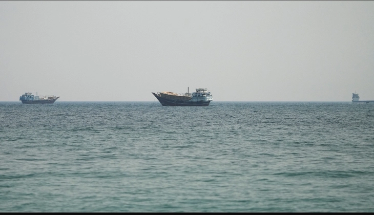  Mỹ tấn công Iran dọc eo biển Hormuz - Ảnh 1.