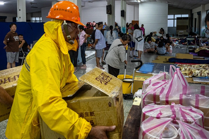 Bão Ba Vì suy yếu thành bão nhiệt đới sau khi đổ bộ vào Trung Quốc - Ảnh 3.